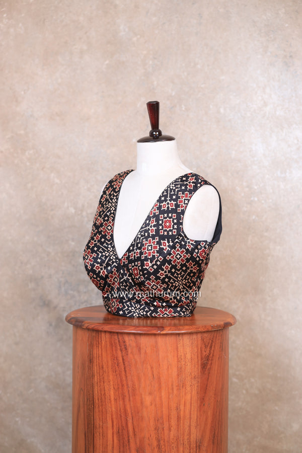 Ava- Black Blouse (Attachable Sleeves)